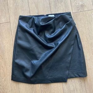Wilfred Angie vegan leather skirt size 4 aritzia